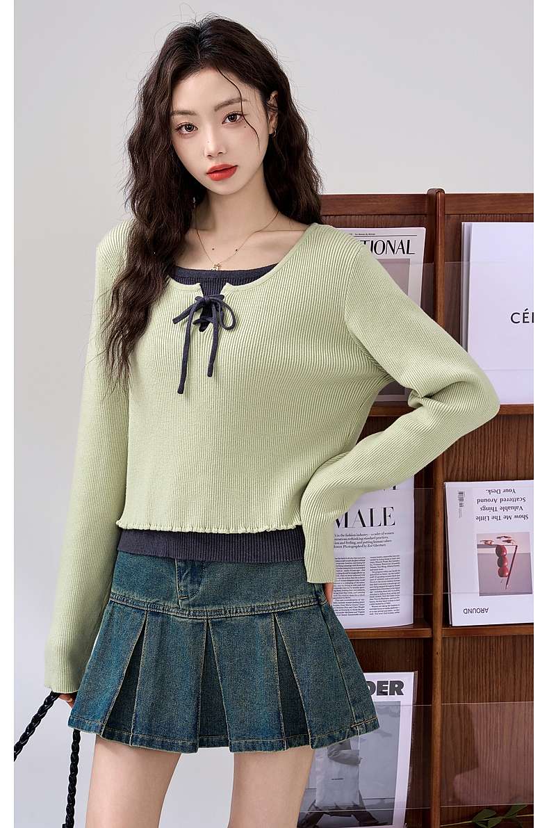 カジュアルな中にほんのり甘さを添える、ニットプルオーバー＆キャミソールセット｜デート服