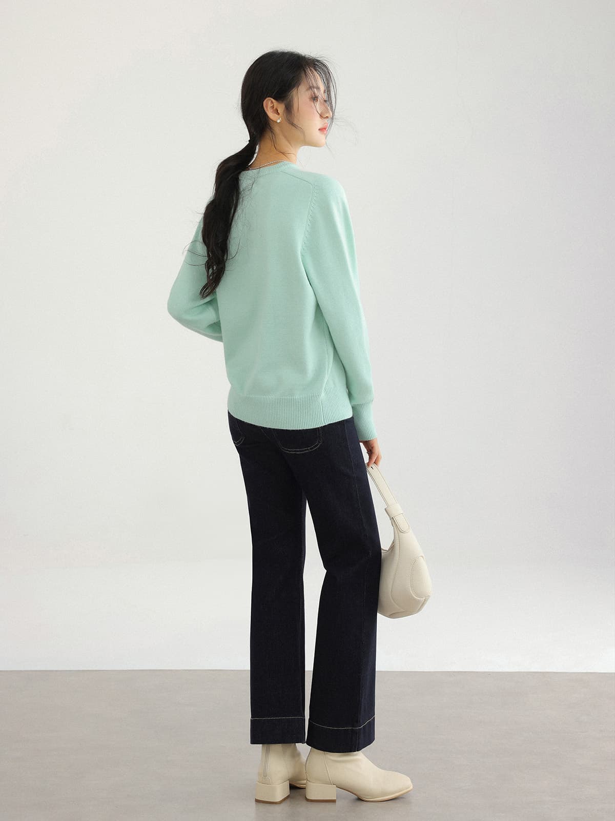 脚をすらりと見せる、ハイウエストステッチデニムパンツ｜デート服