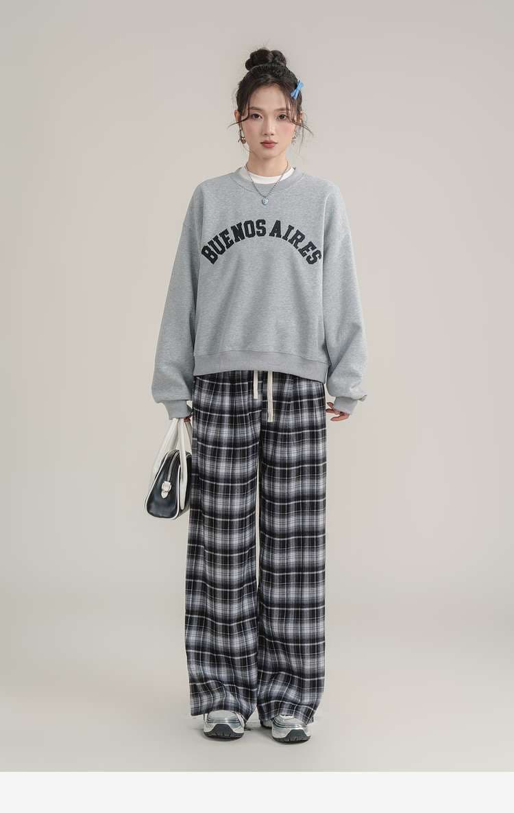 ロゴ刺繍スウェット｜デート服