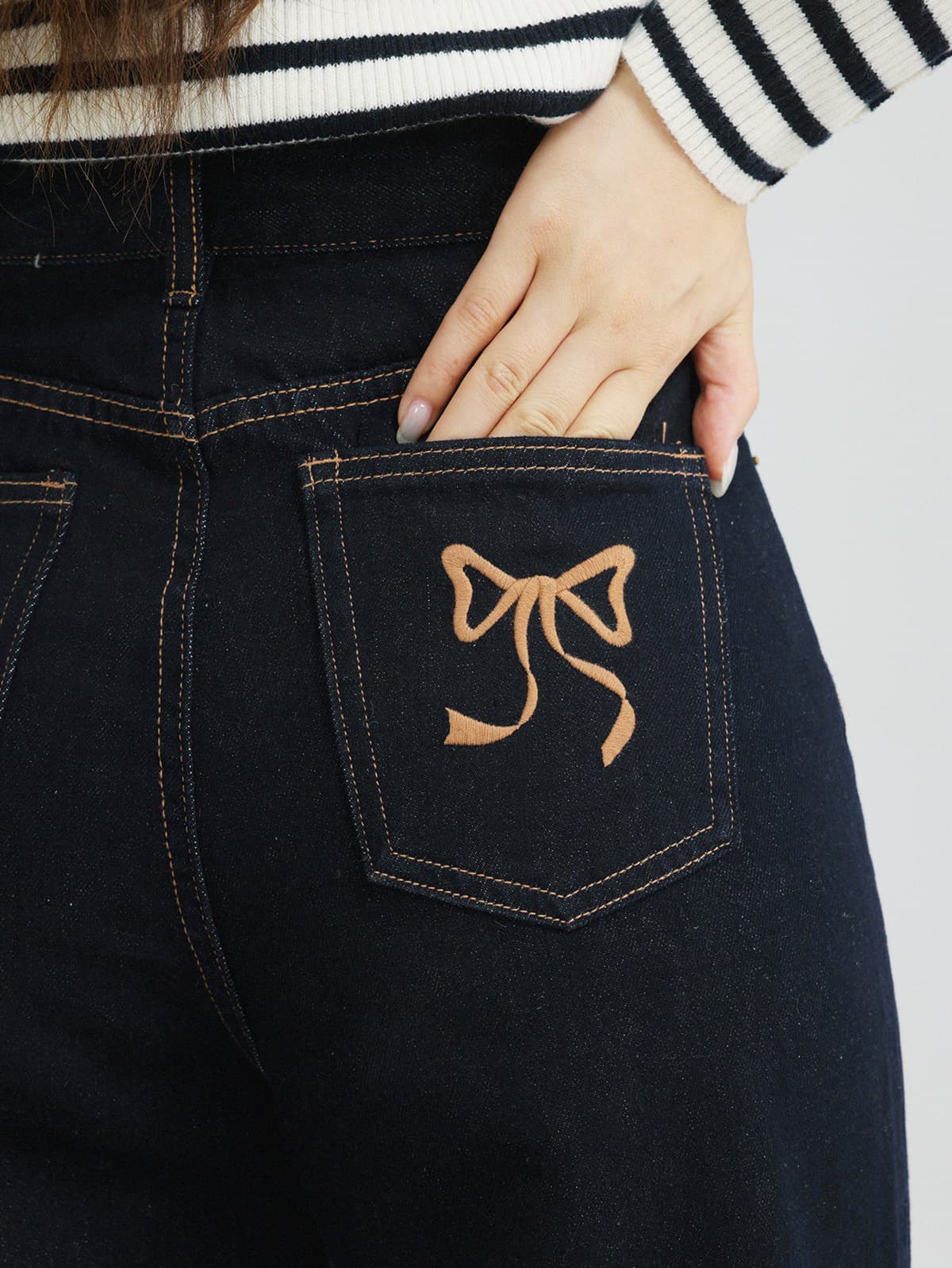 美脚シルエットと愛らしさを両立、バックリボン刺繍デニムパンツ｜デート服