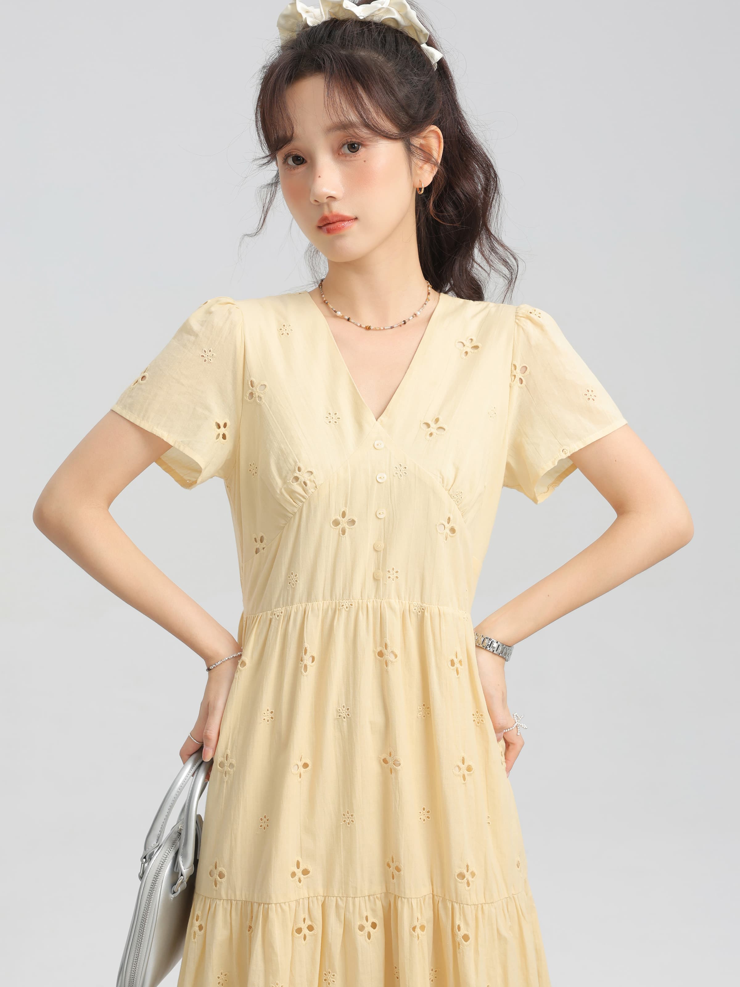 カットワークレースVネックワンピース｜デート服