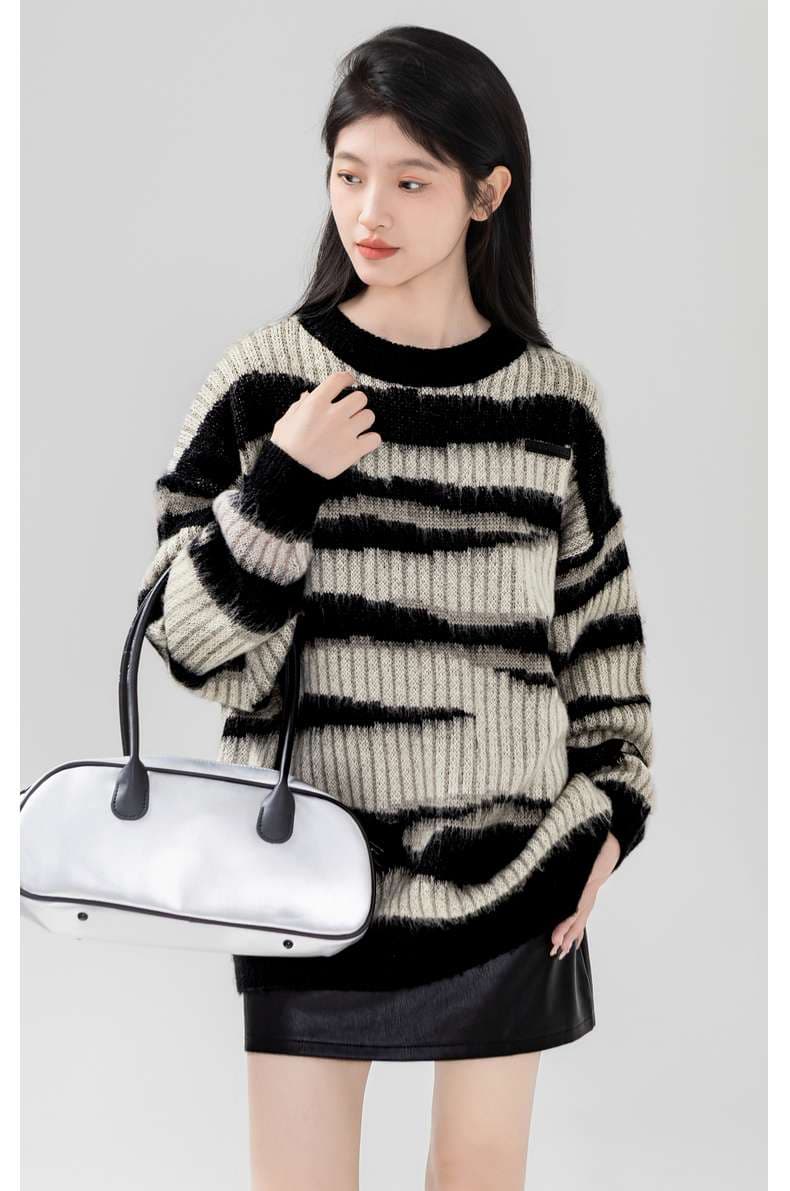 モコモコ縞模様ニットセーター｜デート服