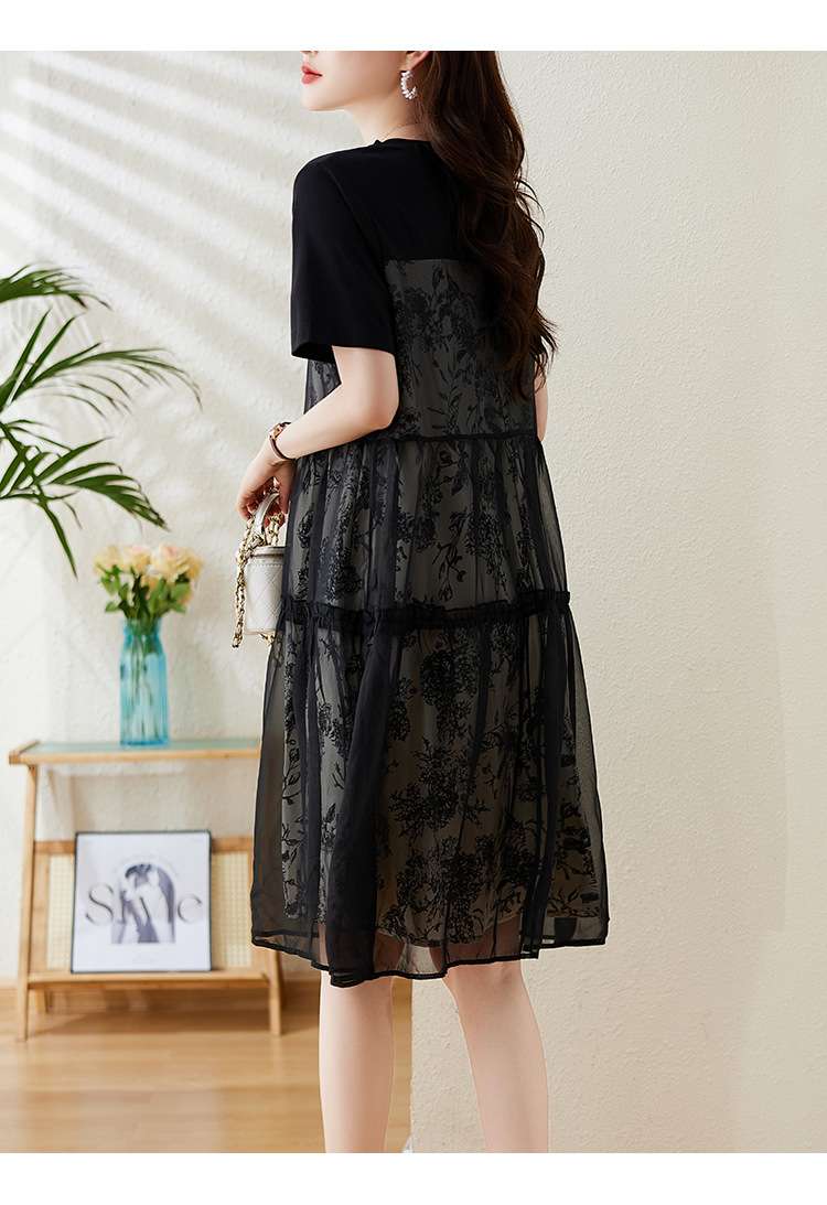 透け感と花柄で魅せる、ドルマンスリーブ重ね着風ワンピース｜デート服