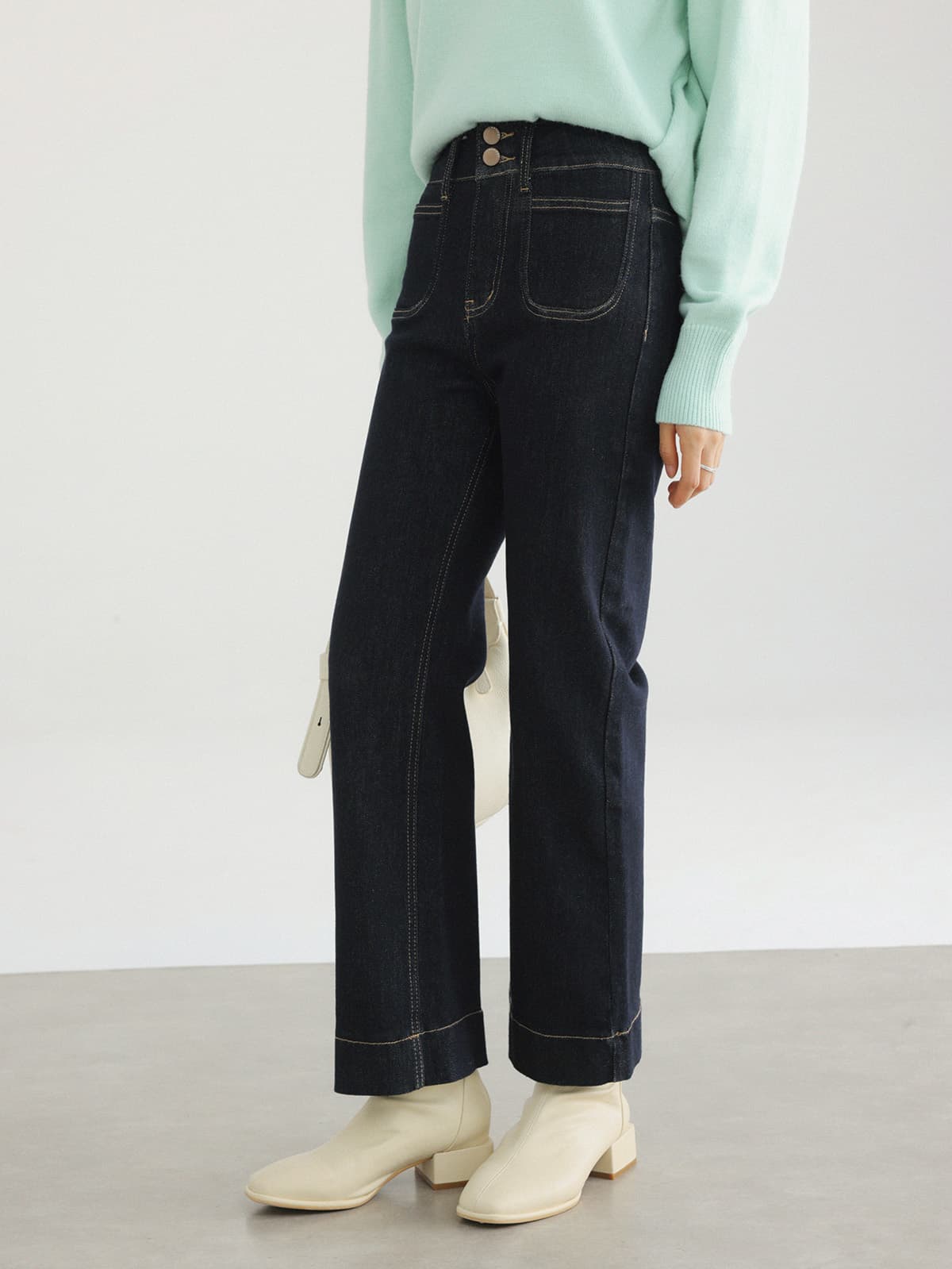 脚をすらりと見せる、ハイウエストステッチデニムパンツ｜デート服