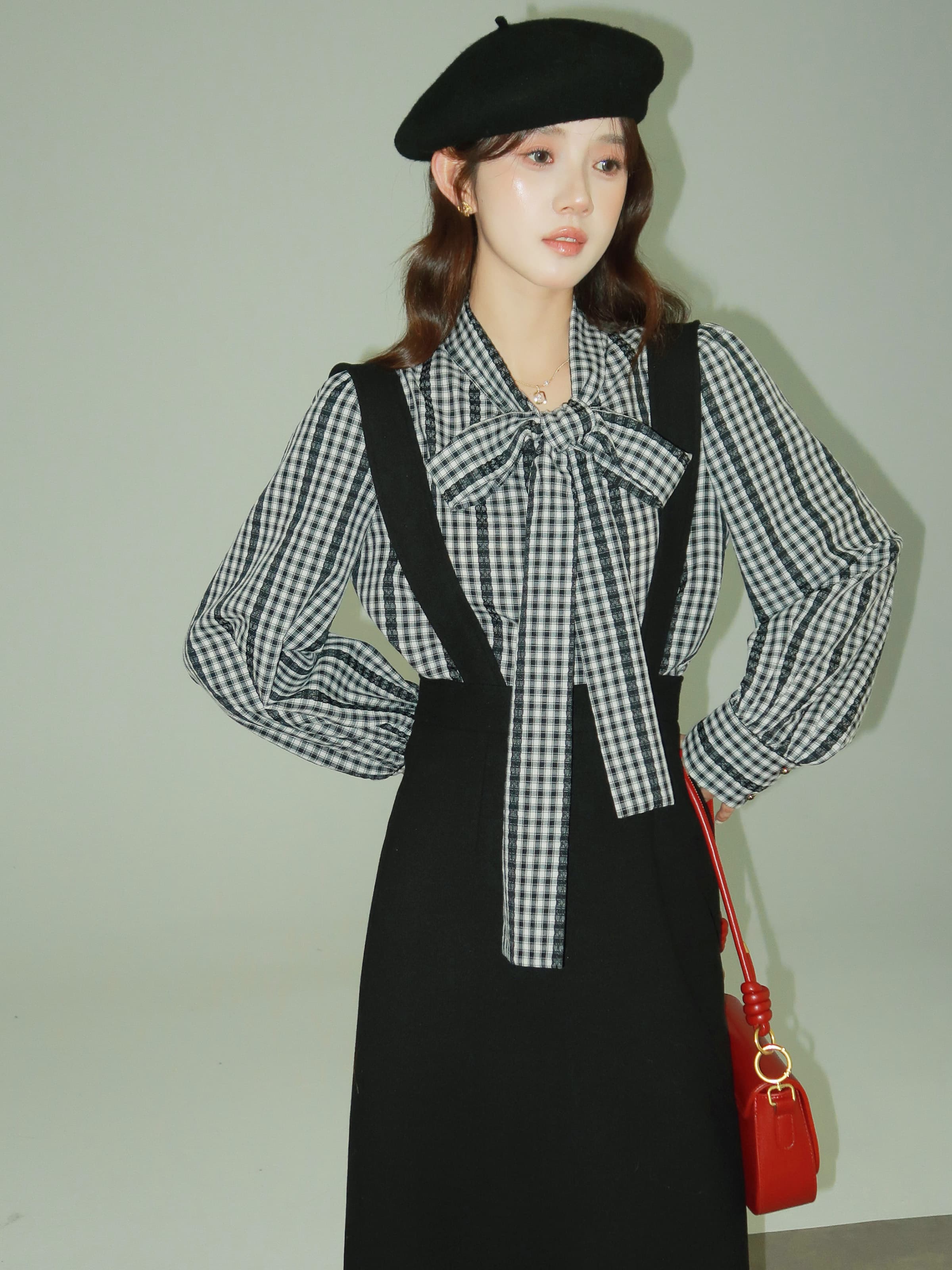 きれいめにもカジュアルにも映える、ギンガムチェックボウタイブラウス｜デート服