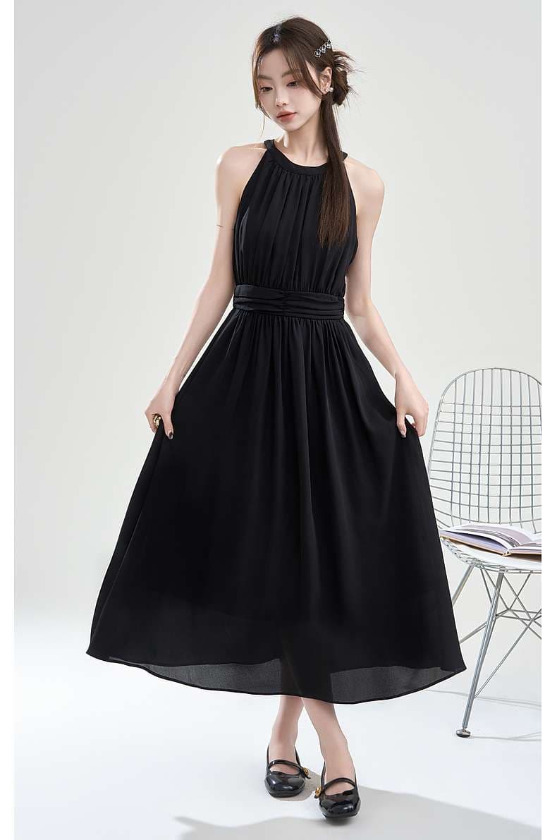 優雅なホルターネックワンピース｜デート服