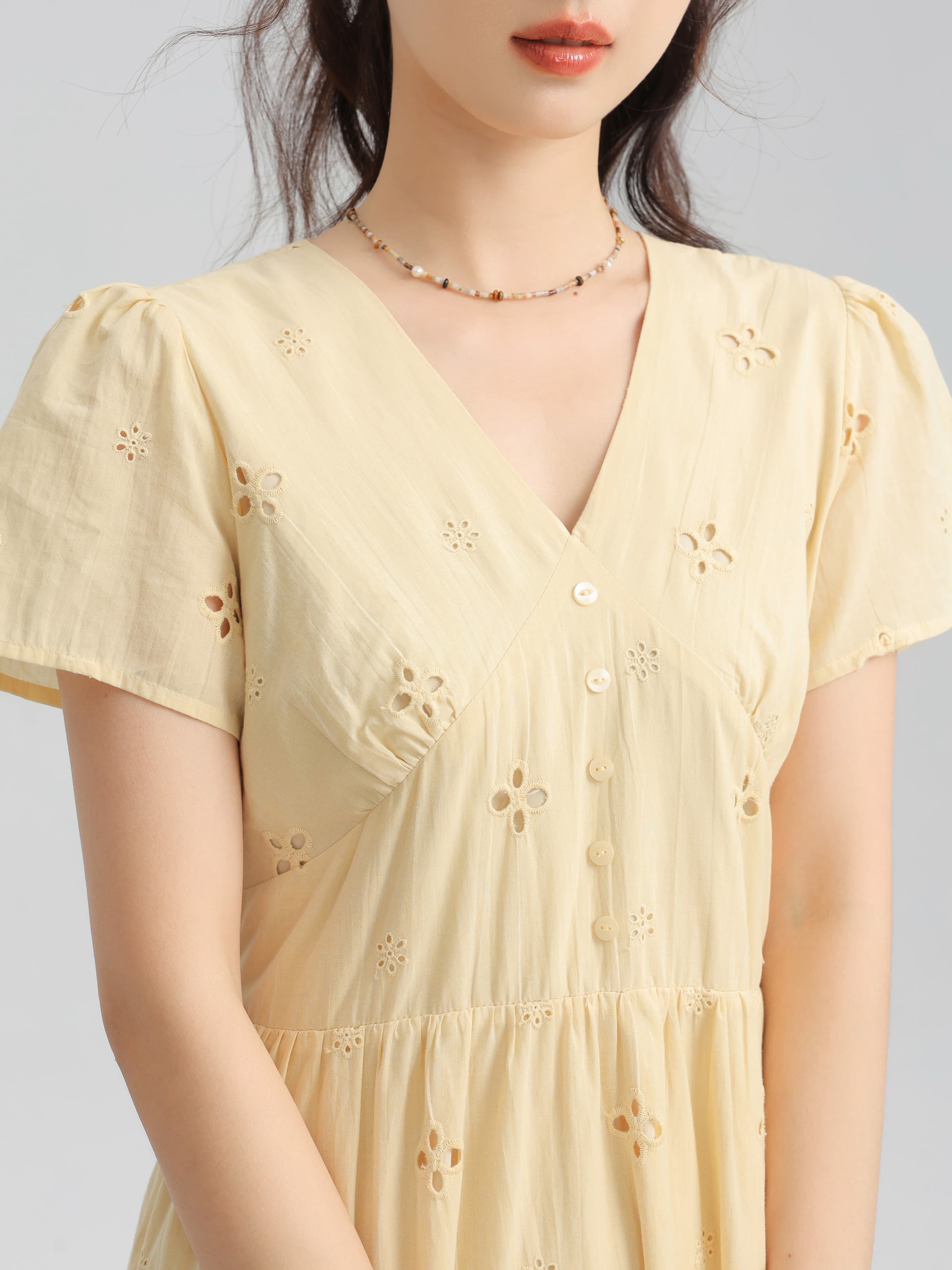 カットワークレースVネックワンピース｜デート服