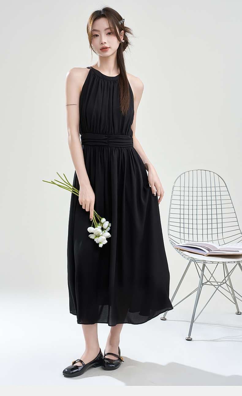 優雅なホルターネックワンピース｜デート服