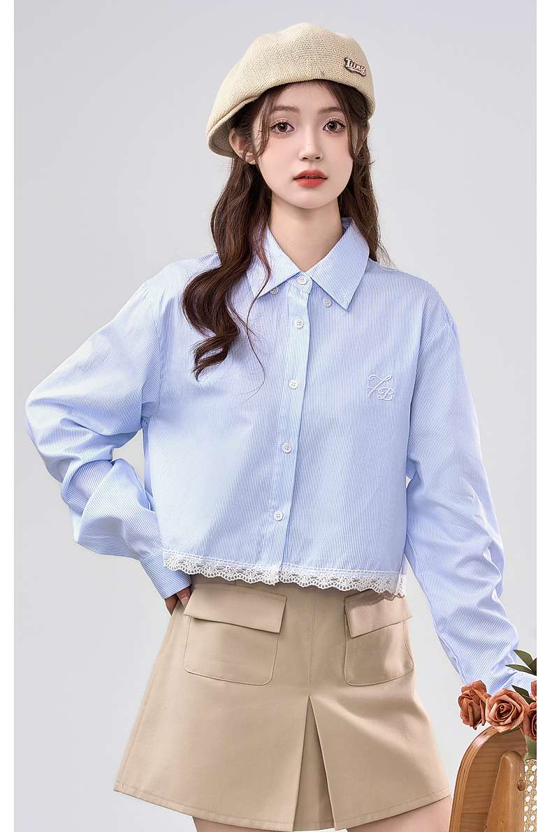 動きやすさも華やかさも叶える、フリル縁取りクロップドシャツ｜デート服