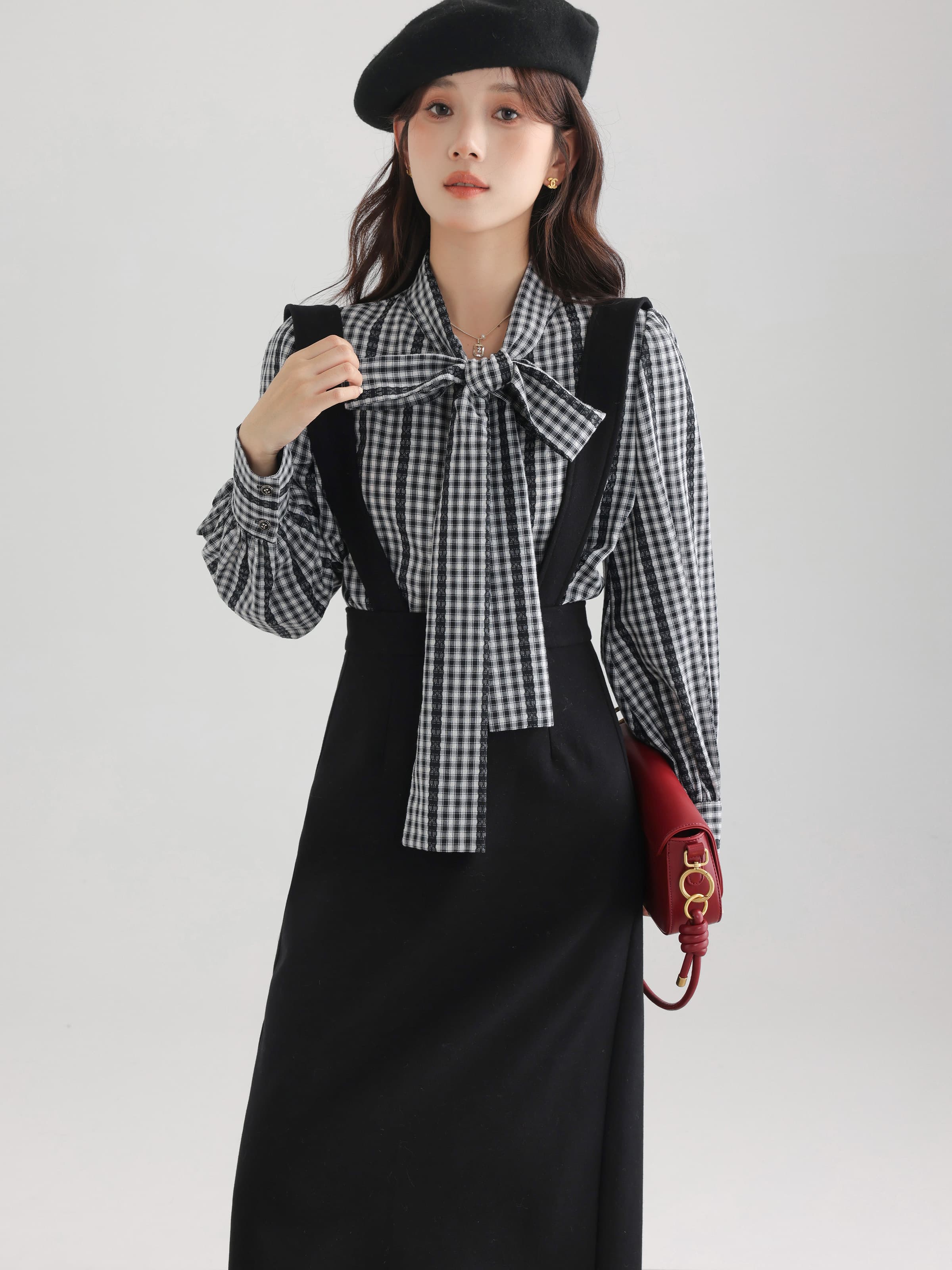 きれいめにもカジュアルにも映える、ギンガムチェックボウタイブラウス｜デート服