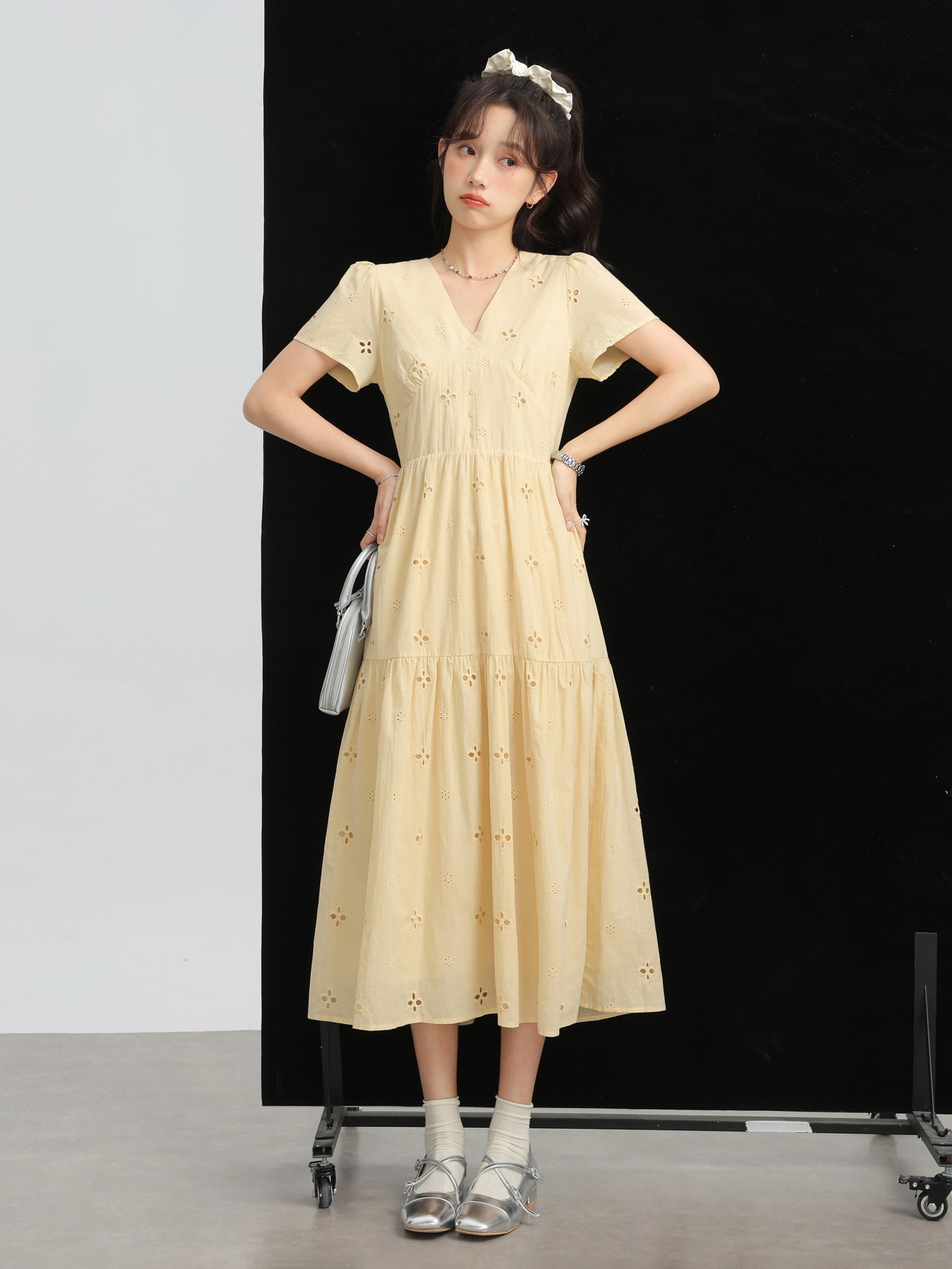 カットワークレースVネックワンピース｜デート服