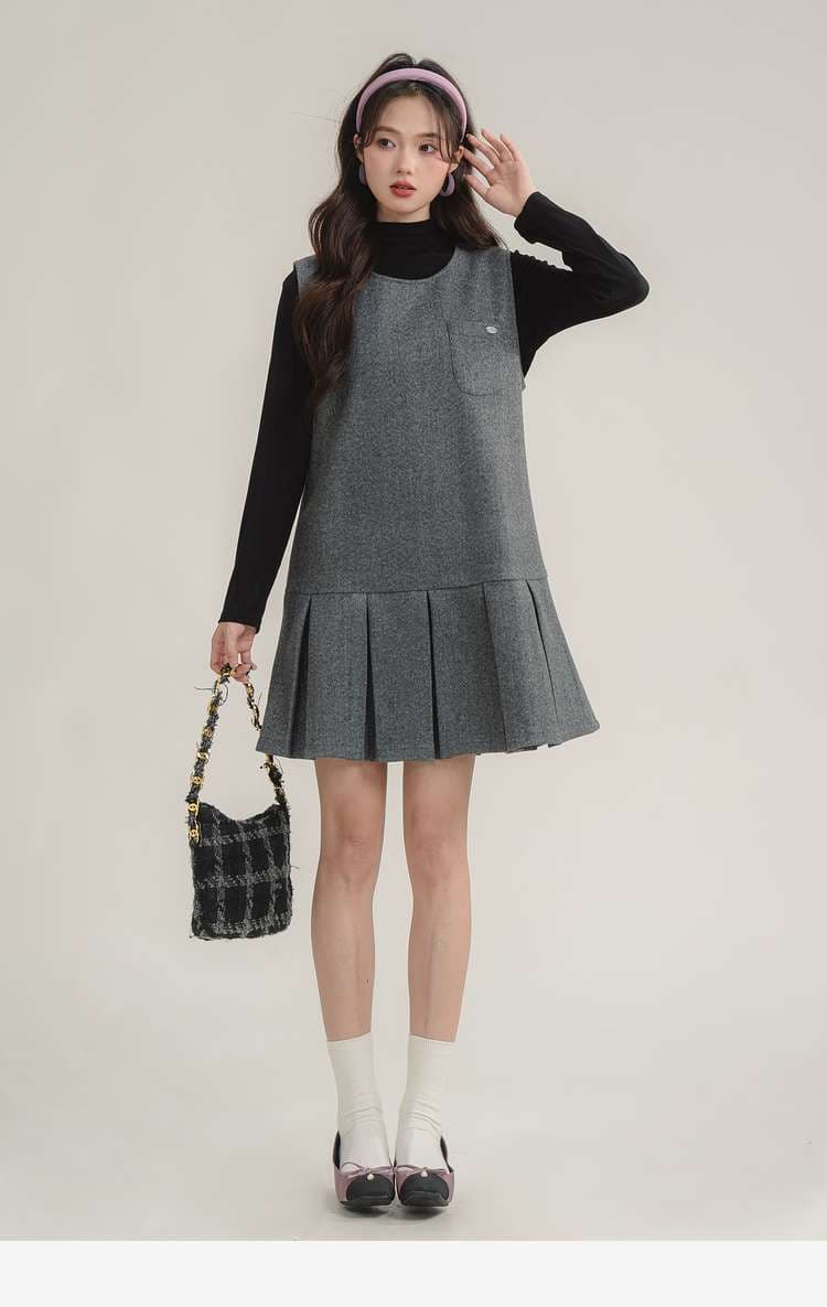 プリーツヘムジャンパースカート＆ブラックトップスセット｜デート服