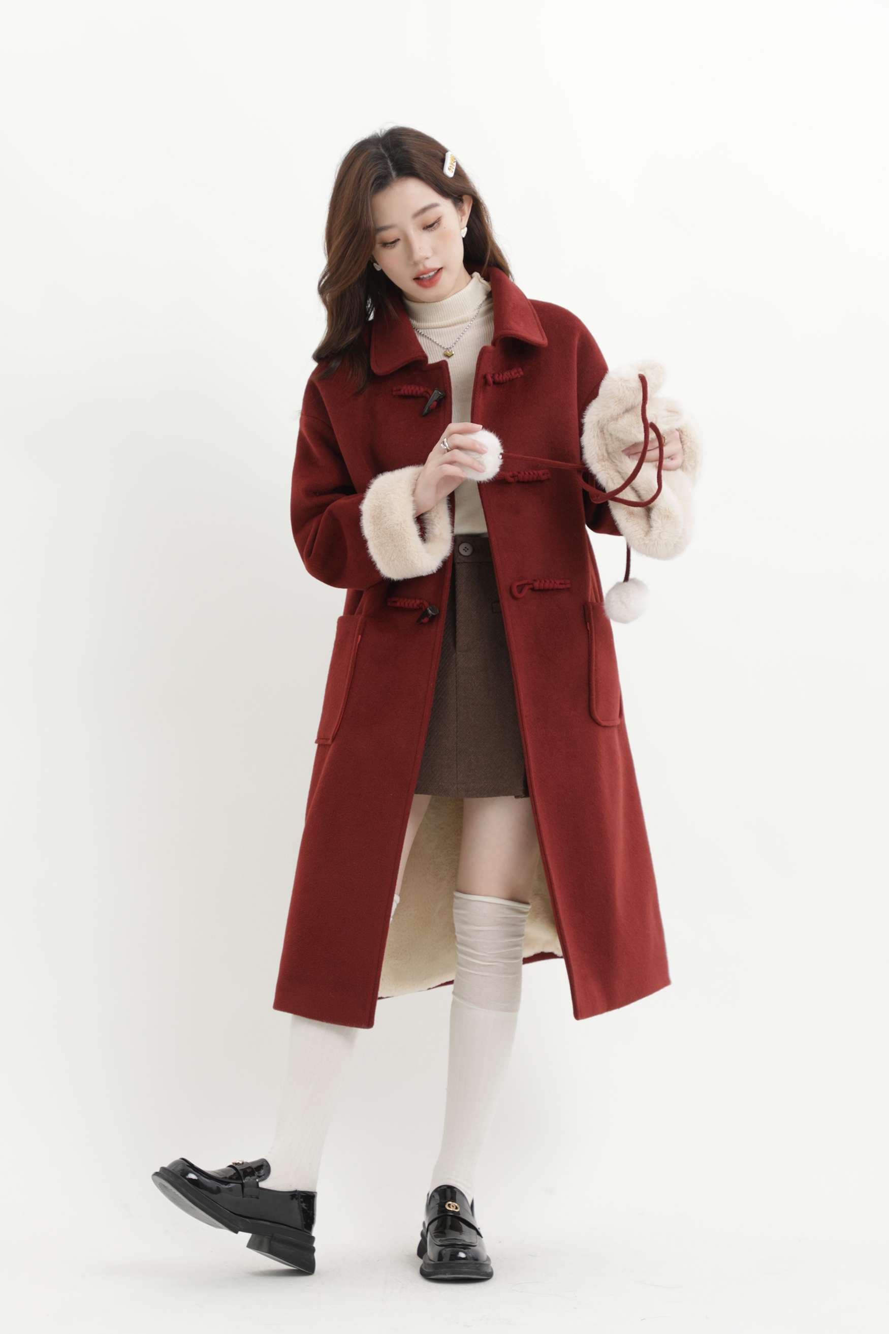 フェイクファーポンポン付きロングコート｜デート服