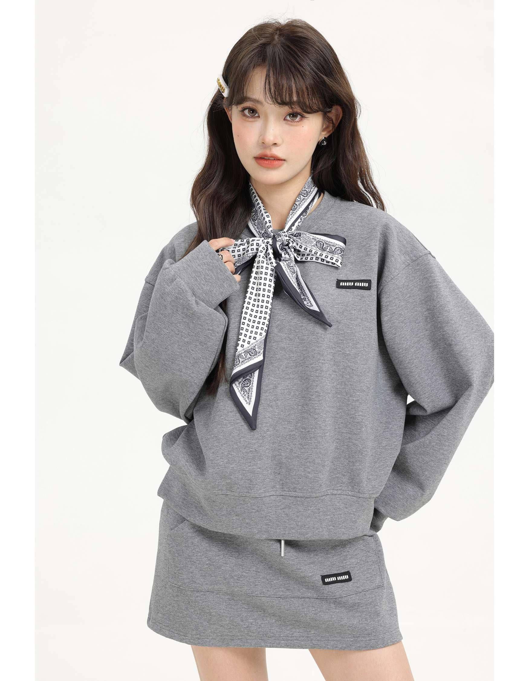 スカーフ付きスウェット＆ミニスカートセットアップ｜デート服
