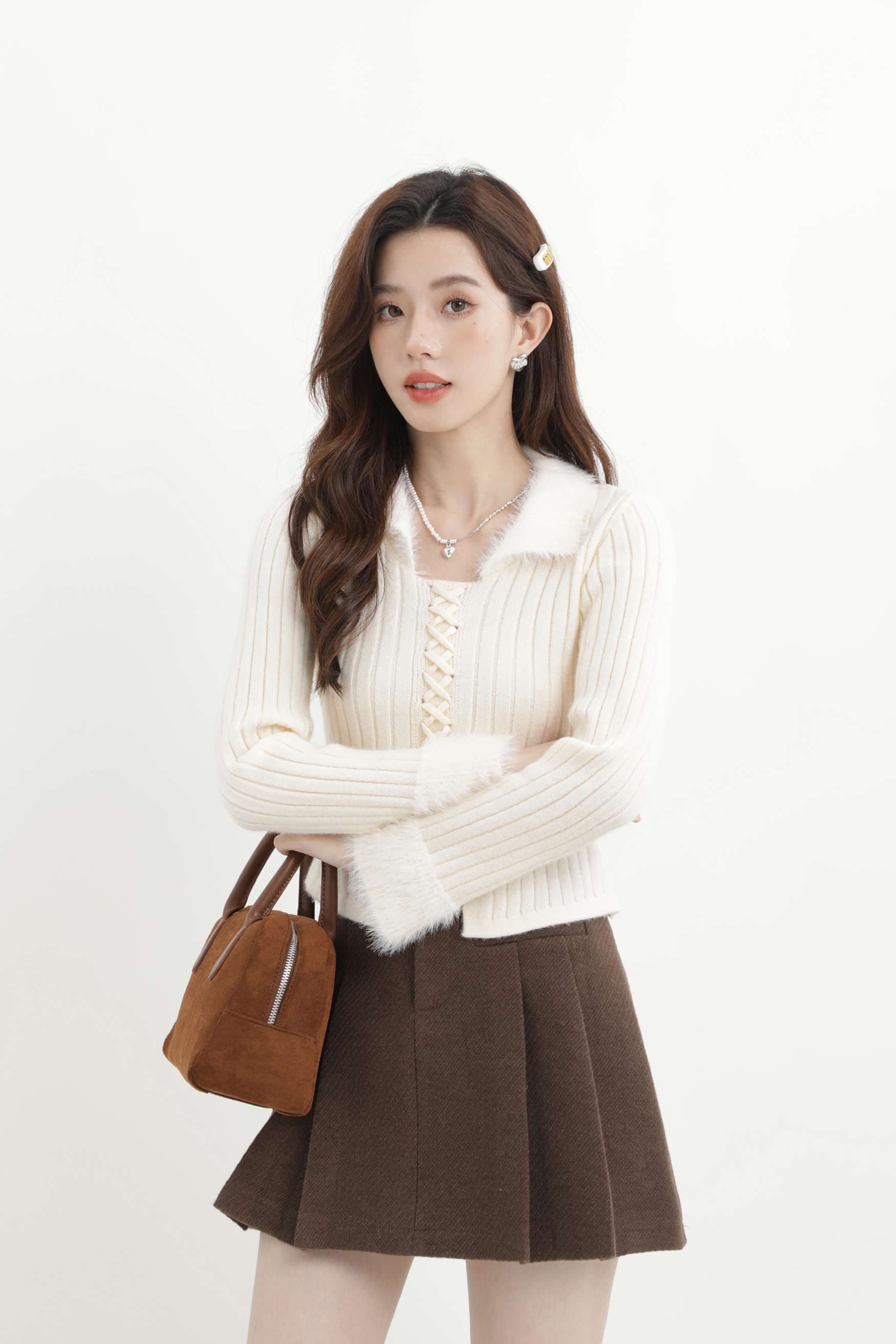 フェザー襟付きリブ編みレースアップニット｜デート服