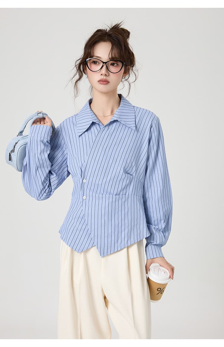 タックデザインが映える、アシンメトリーストライプシャツ｜デート服