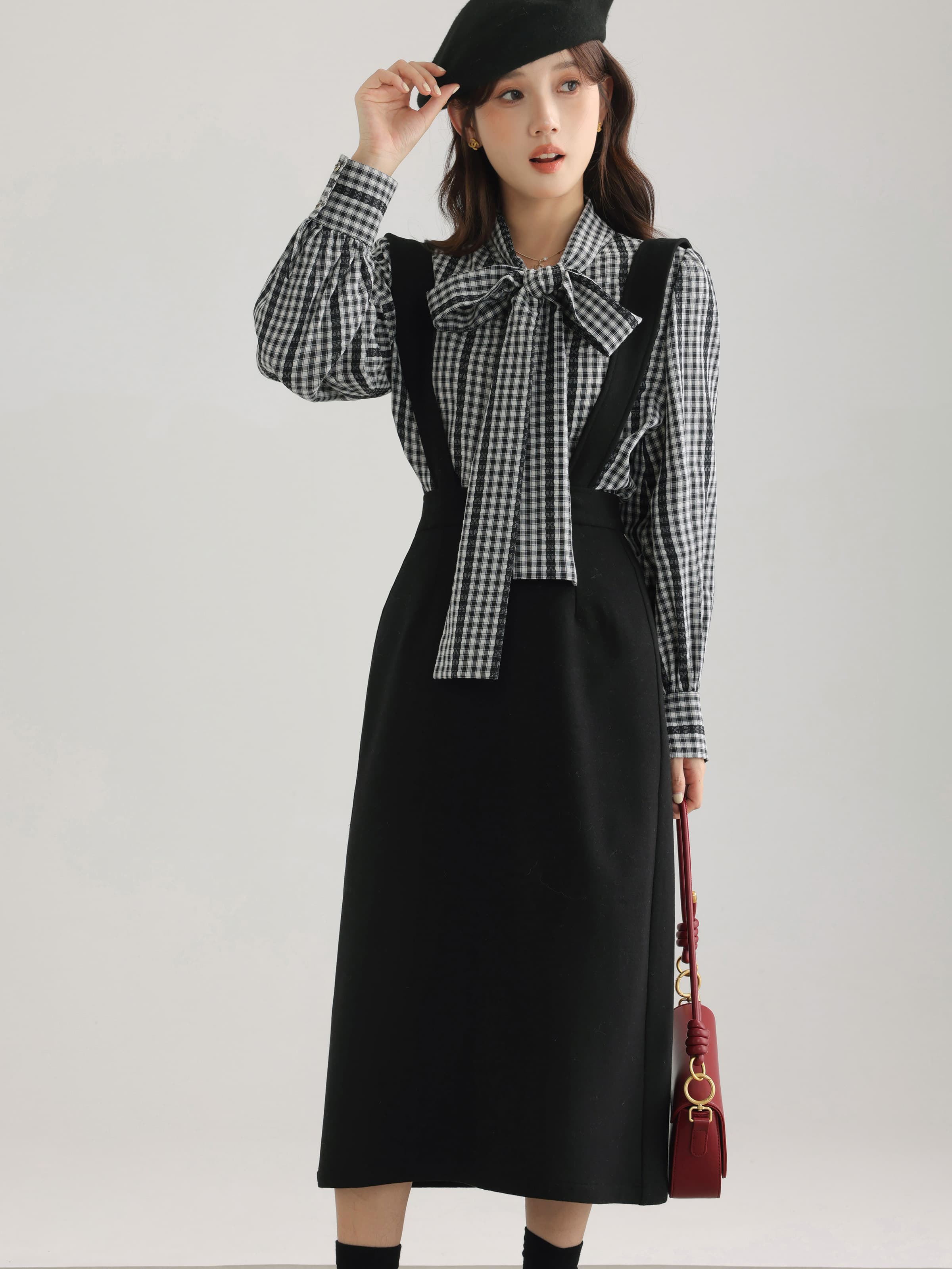きれいめにもカジュアルにも映える、ギンガムチェックボウタイブラウス｜デート服