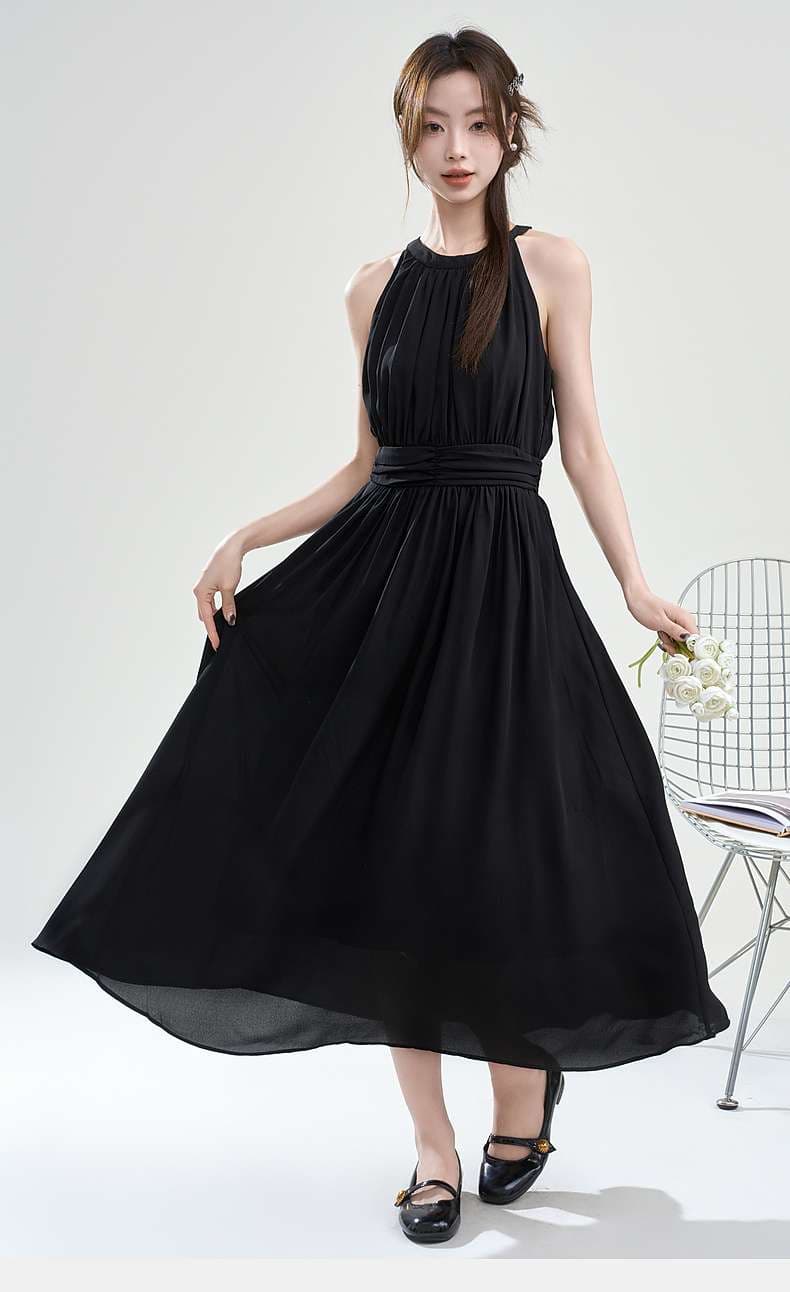 優雅なホルターネックワンピース｜デート服