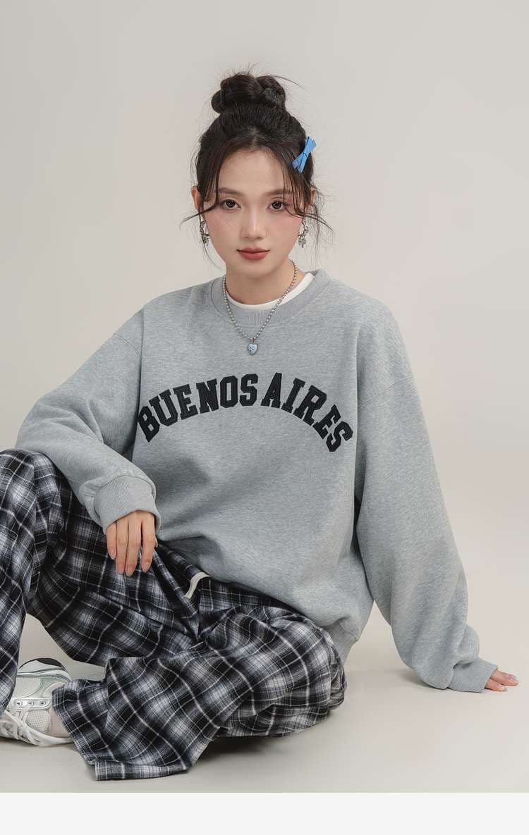 ロゴ刺繍スウェット｜デート服