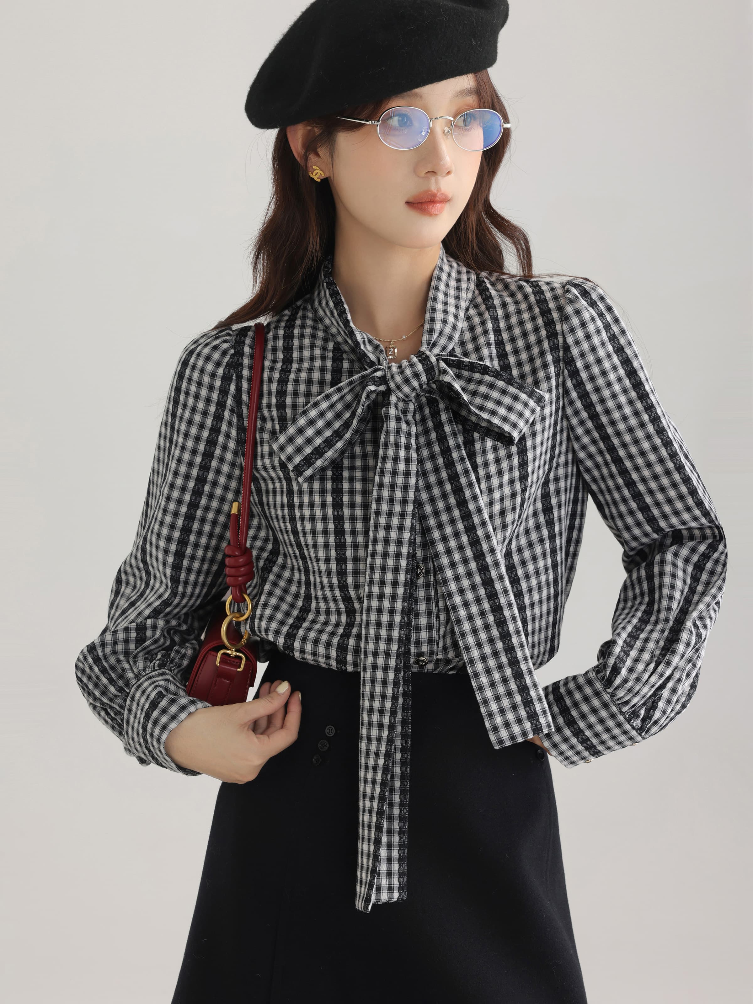 きれいめにもカジュアルにも映える、ギンガムチェックボウタイブラウス｜デート服