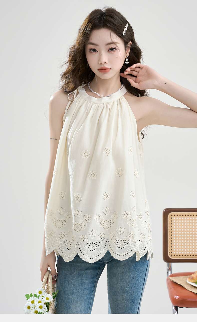 透かし模様入りホルターネックブラウス｜デート服
