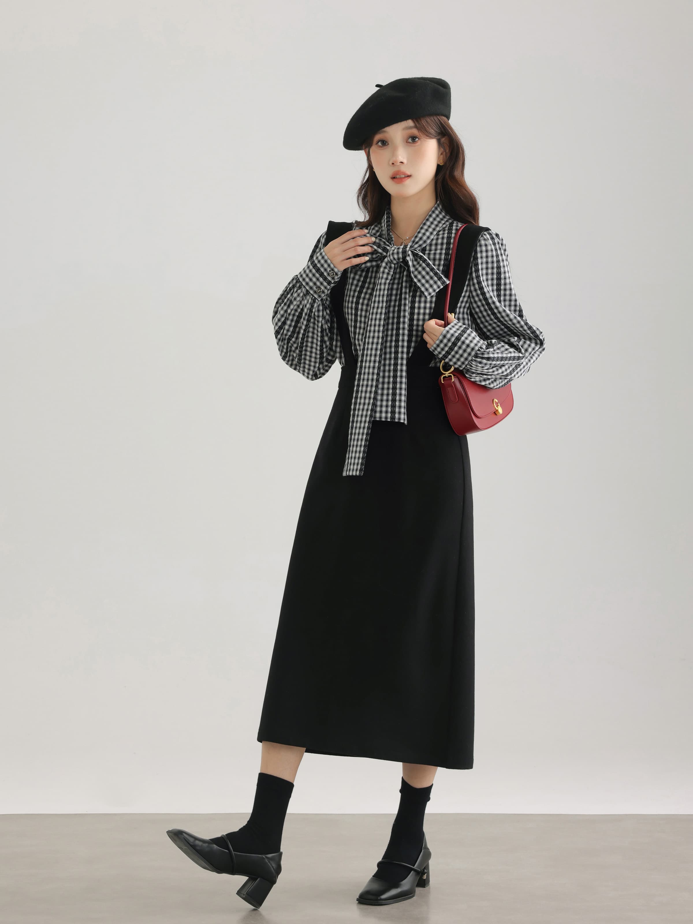 きれいめにもカジュアルにも映える、ギンガムチェックボウタイブラウス｜デート服