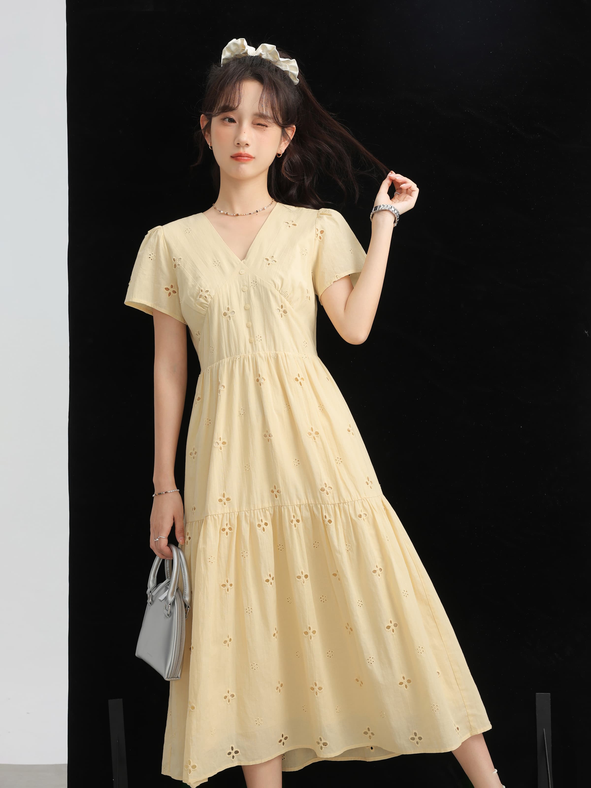 カットワークレースVネックワンピース｜デート服