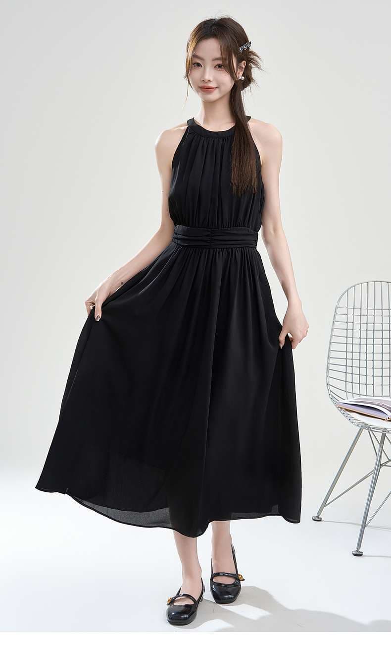 優雅なホルターネックワンピース｜デート服