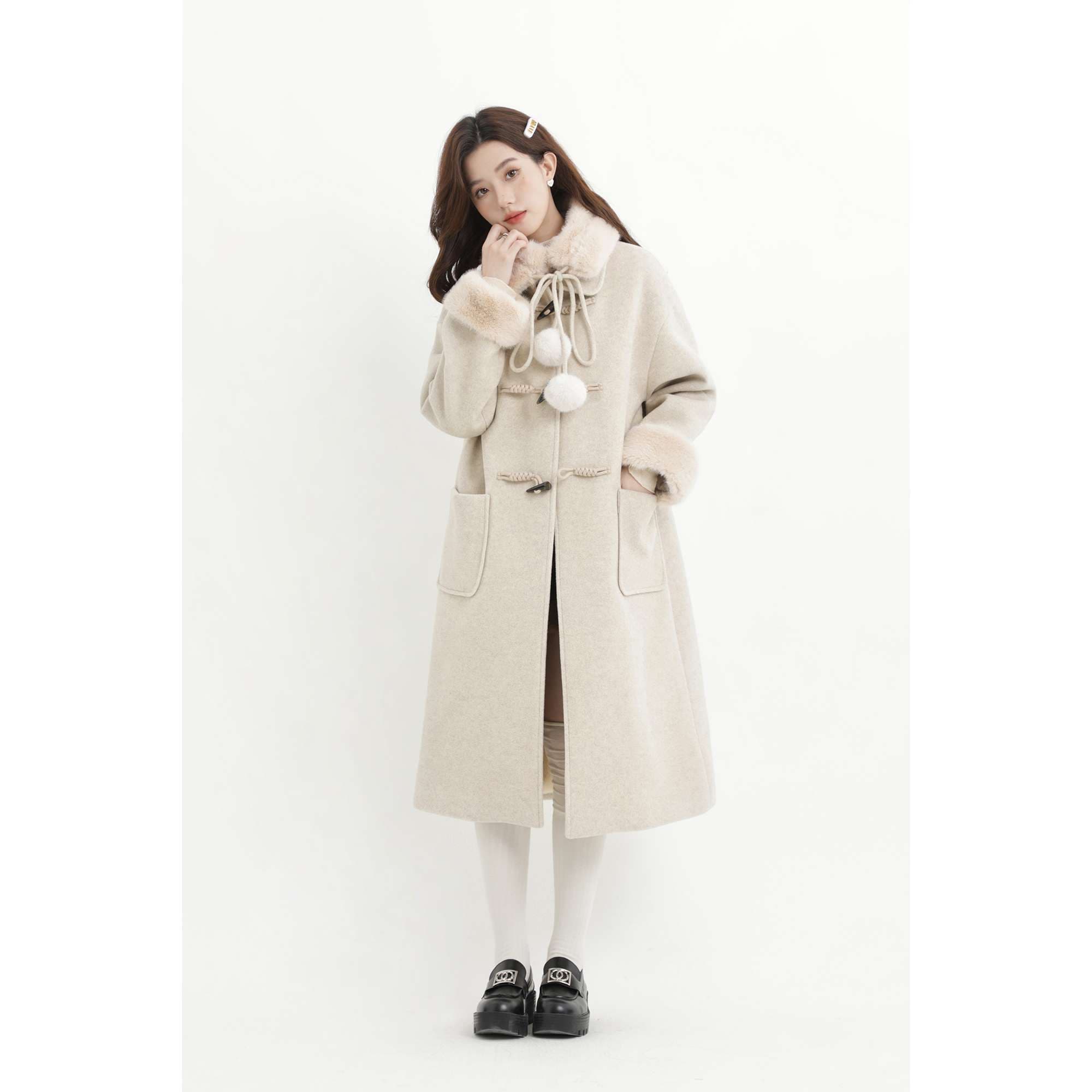 フェイクファーポンポン付きロングコート｜デート服