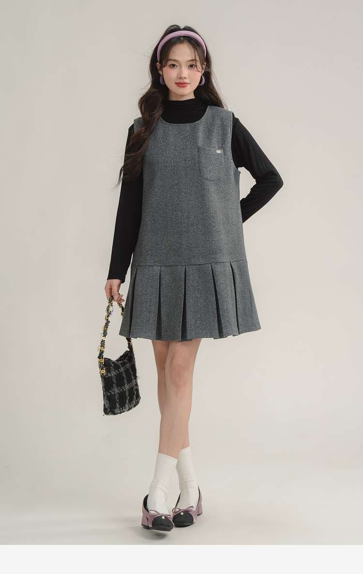 プリーツヘムジャンパースカート＆ブラックトップスセット｜デート服