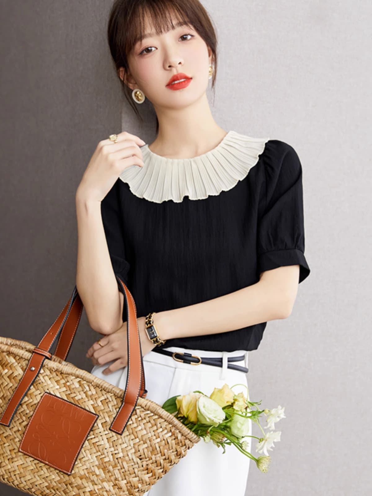 大人の可憐さを引き出す、プリーツフリルカラーブラウス｜デート服