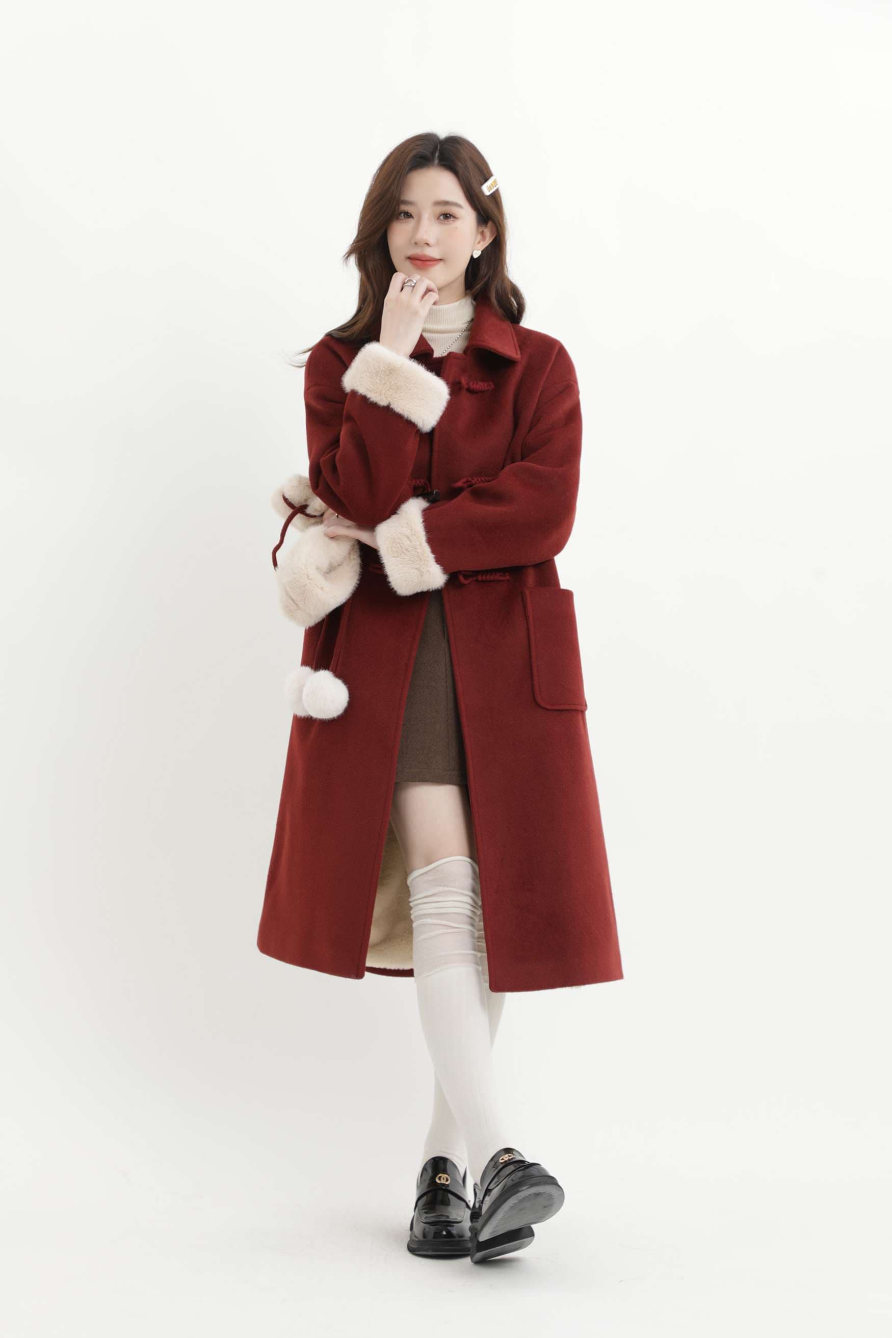 フェイクファーポンポン付きロングコート｜デート服