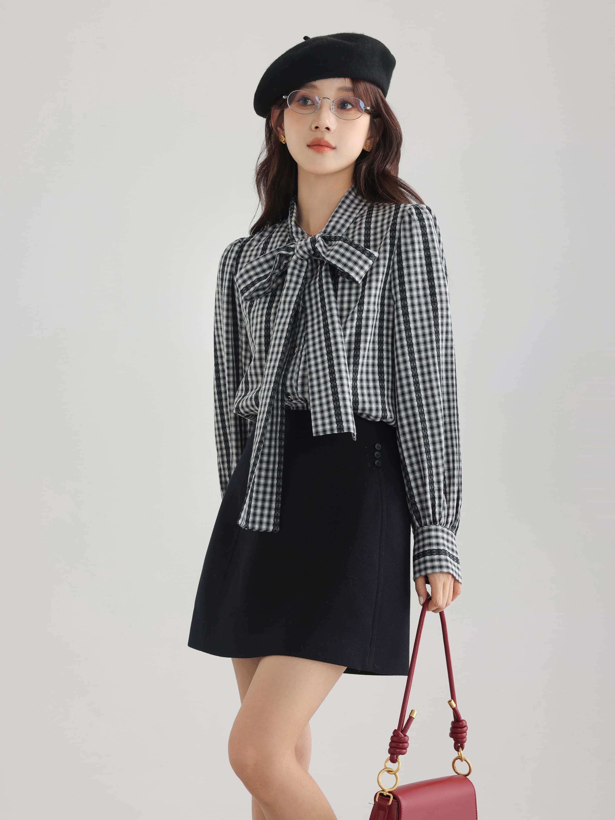 きれいめにもカジュアルにも映える、ギンガムチェックボウタイブラウス｜デート服
