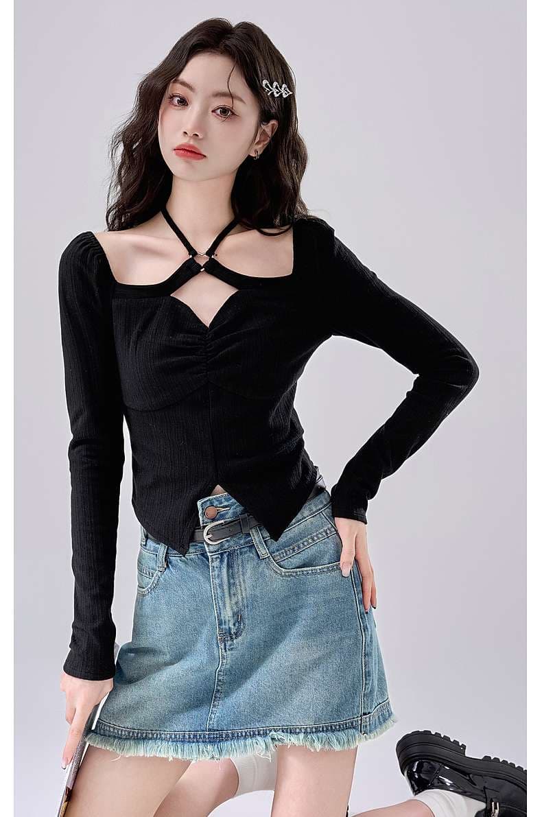 ボディラインを美しく魅せる、ホルターネックニットトップス｜デート服