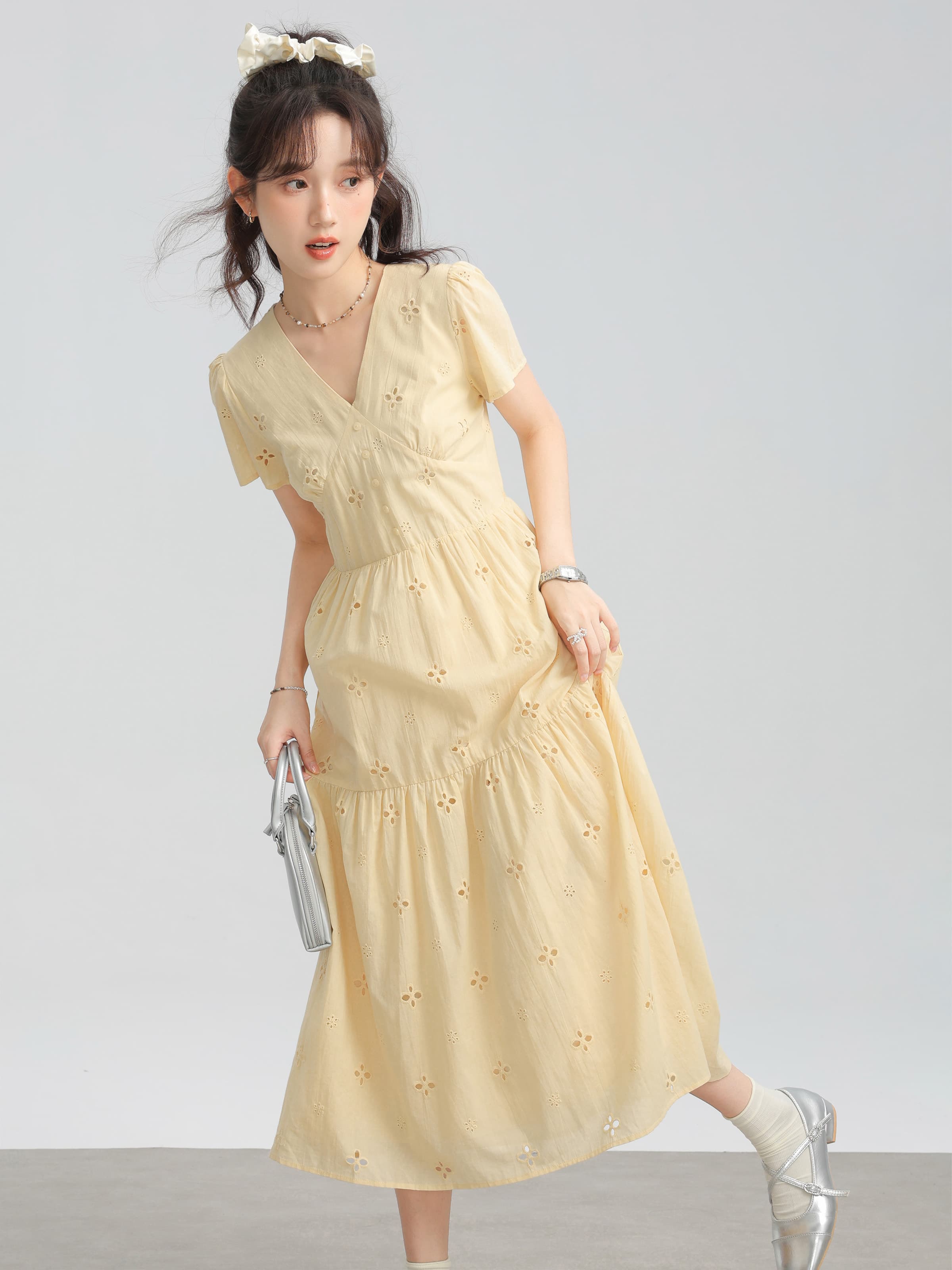 カットワークレースVネックワンピース｜デート服