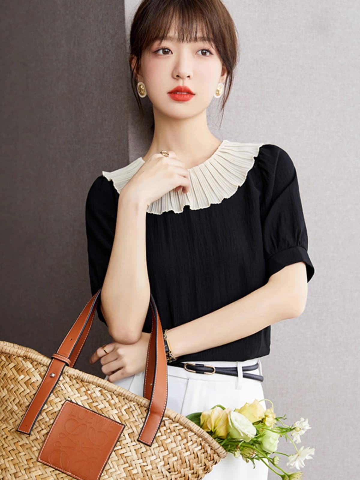 大人の可憐さを引き出す、プリーツフリルカラーブラウス｜デート服