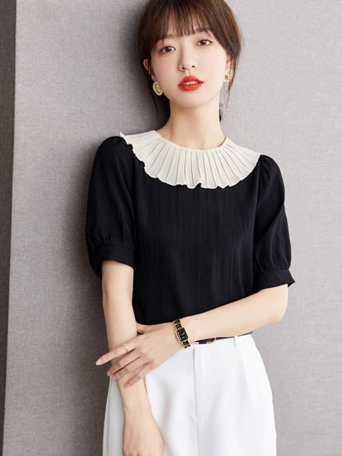 大人の可憐さを引き出す、プリーツフリルカラーブラウス｜デート服