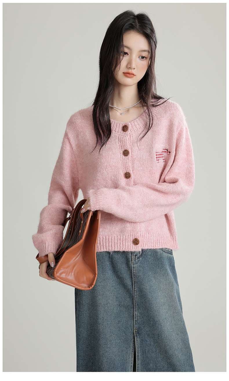 カジュアルな抜け感を叶える、ワンポイントカーディガン｜デート服