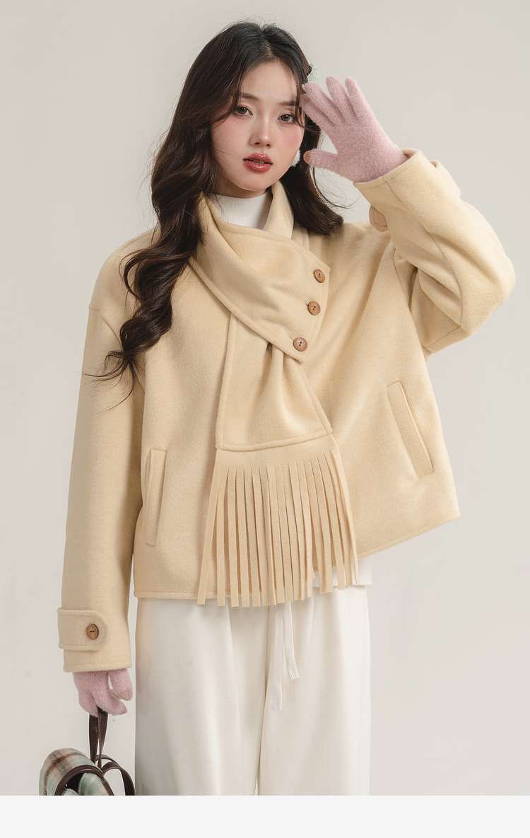 マフラー付きショートコート｜デート服