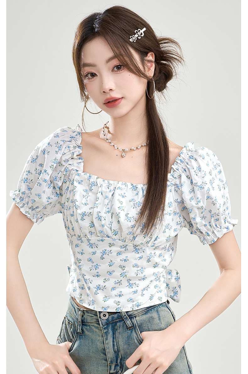 フェミニンフローラルトップス｜デート服