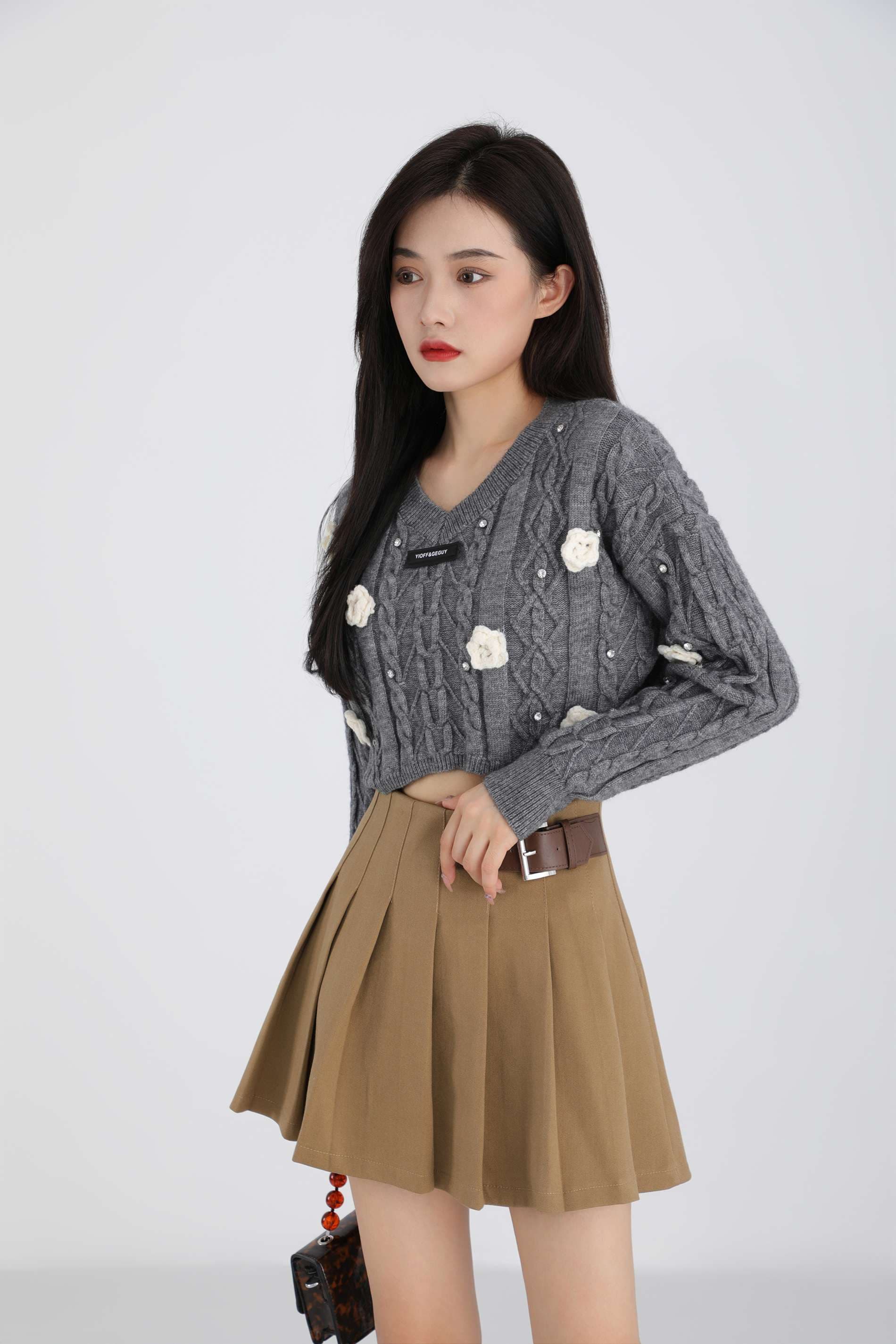 フェミニンな花柄パール装飾セーター｜デート服
