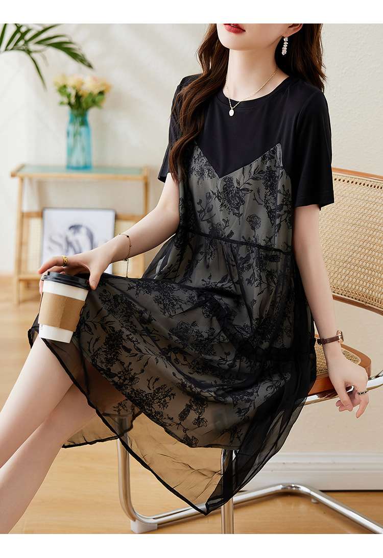 透け感と花柄で魅せる、ドルマンスリーブ重ね着風ワンピース｜デート服