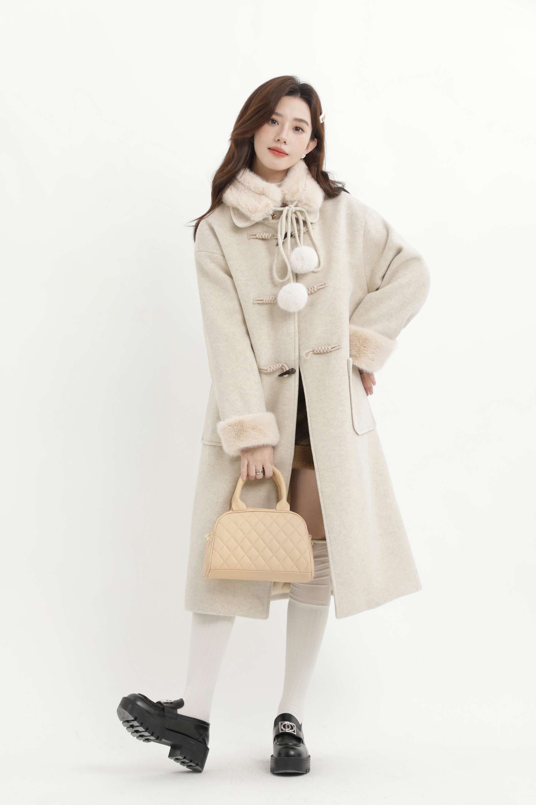フェイクファーポンポン付きロングコート｜デート服