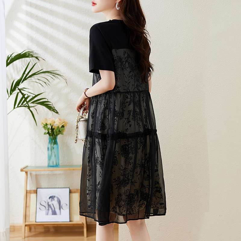 透け感と花柄で魅せる、ドルマンスリーブ重ね着風ワンピース｜デート服