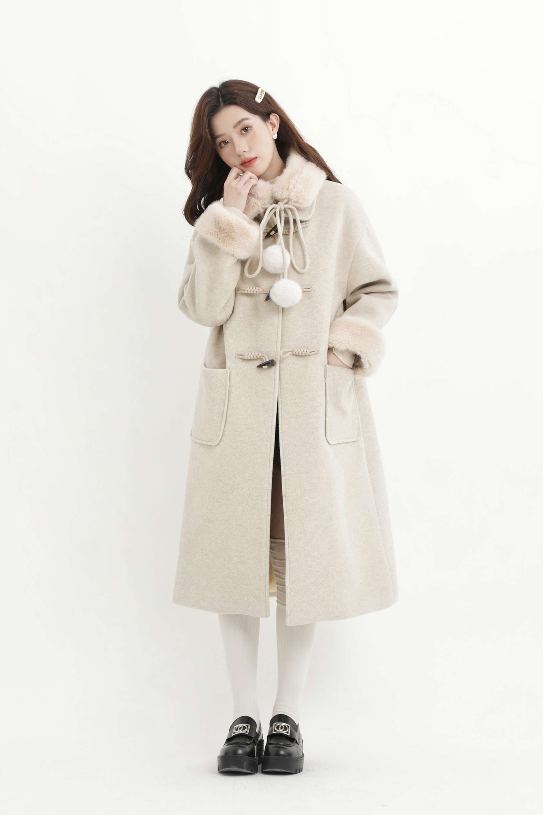 フェイクファーポンポン付きロングコート｜デート服