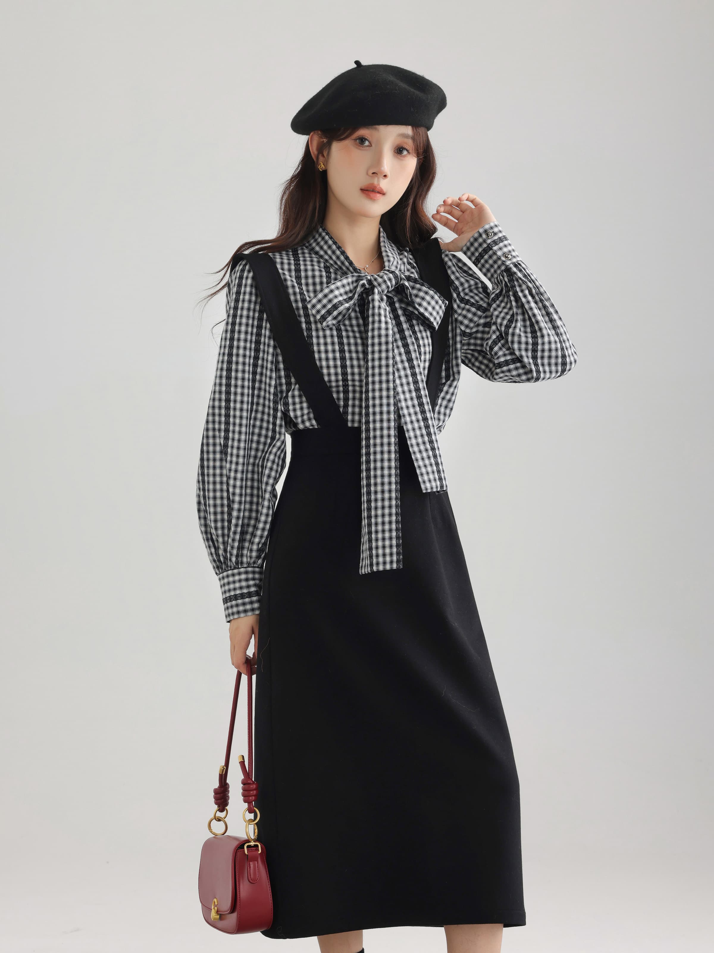 きれいめにもカジュアルにも映える、ギンガムチェックボウタイブラウス｜デート服