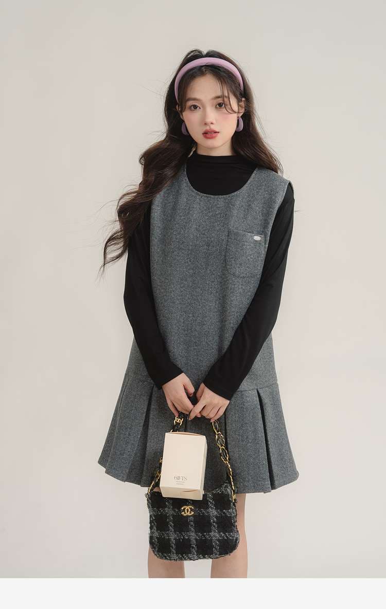 プリーツヘムジャンパースカート＆ブラックトップスセット｜デート服