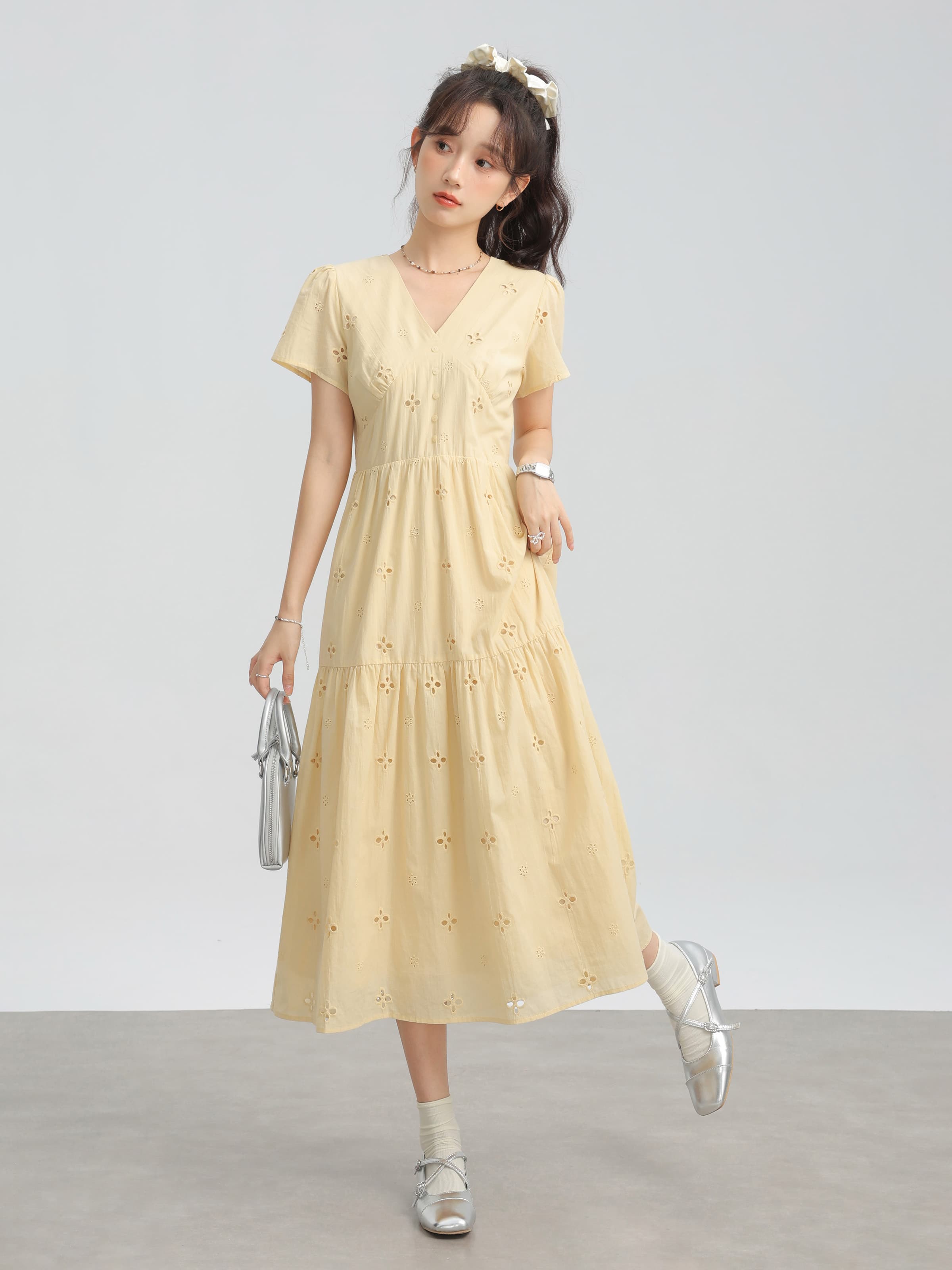 カットワークレースVネックワンピース｜デート服