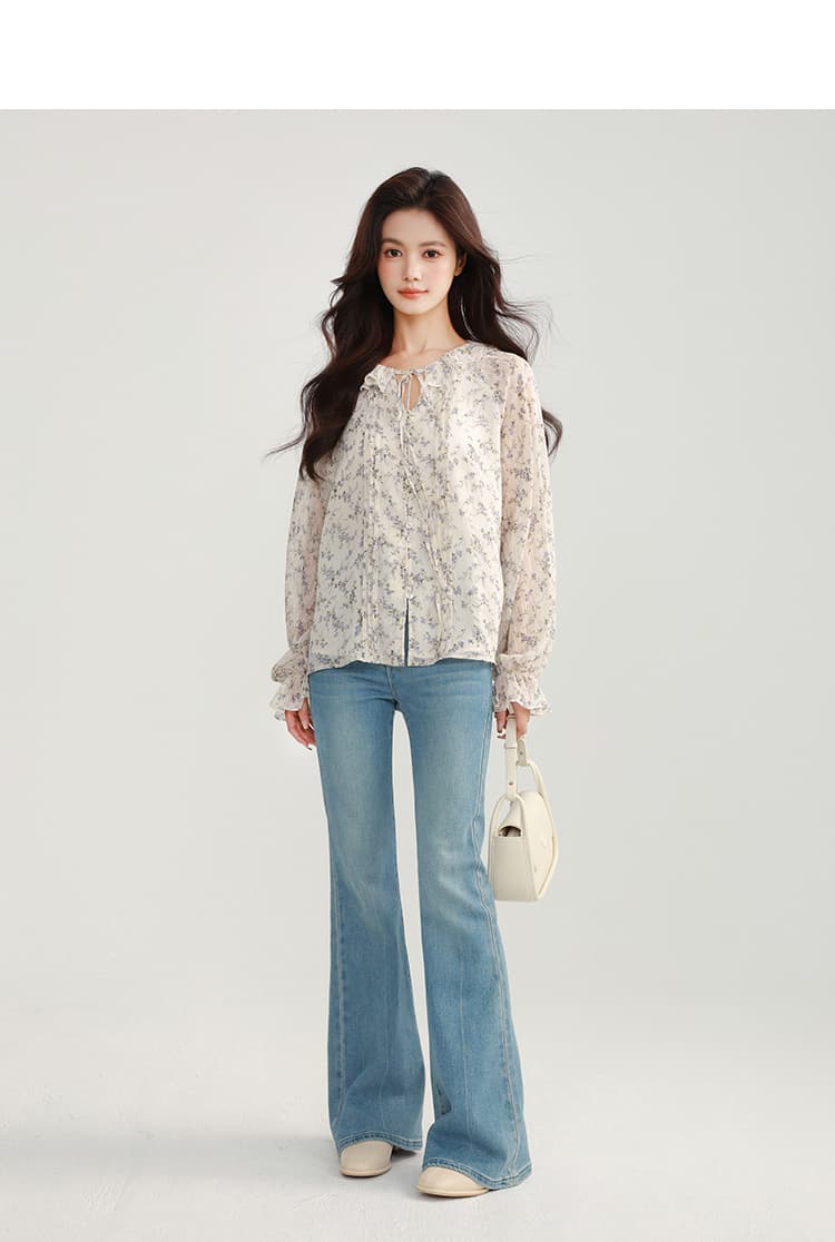 花柄シフォンブラウス＋フレアデニムパンツセット｜デート服