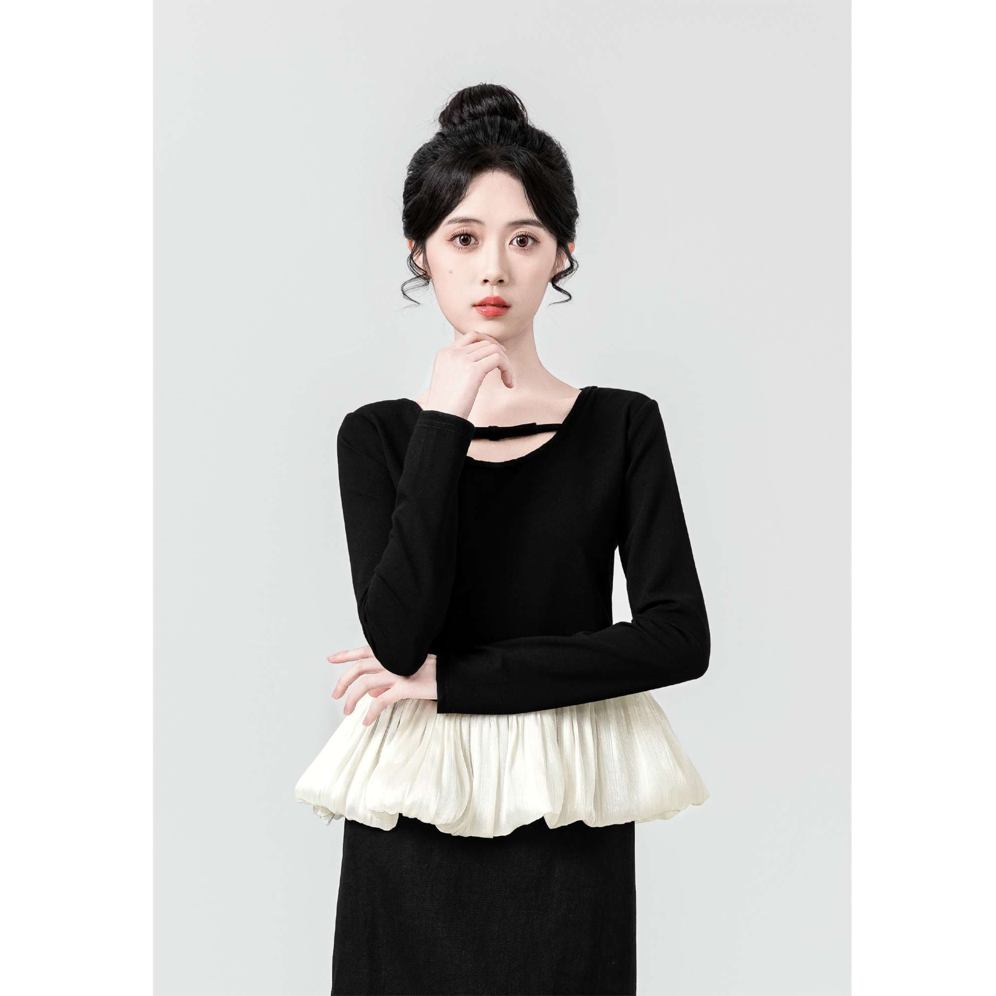 大人のきれいめカジュアルに映える、エレガントフリルトップス｜デート服
